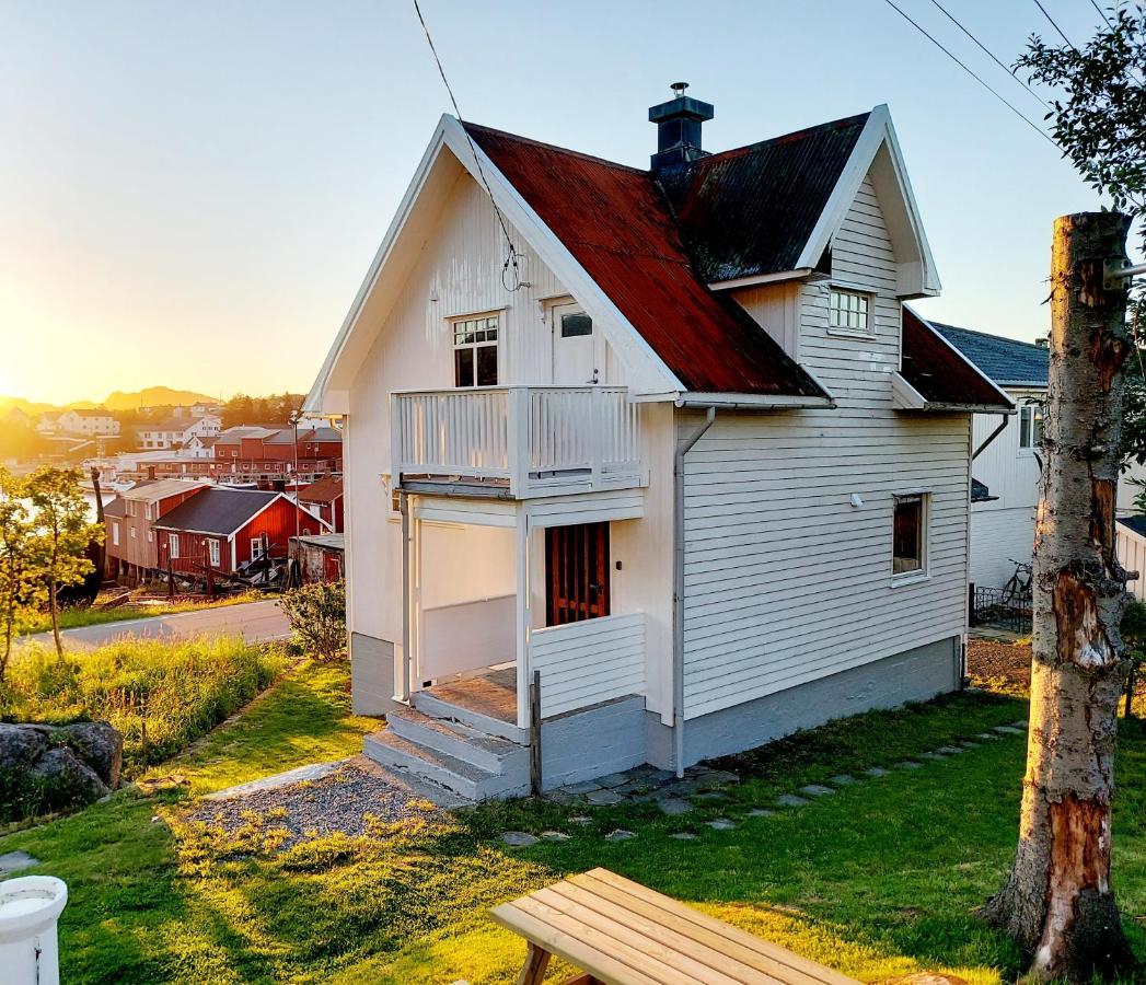 Solrik Beliggenhet I Lofotens Storste Fiskevaer Villa Ballstad Exterior photo